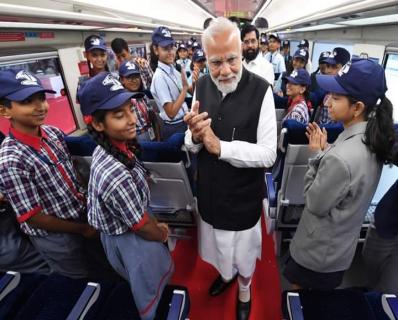 वंदे भारत ट्रेन के उद्घाटन अवसर पर केन्द्रीय विद्यालय के विद्यार्थियों से मिलते मा. प्रधानमंत्री श्री नरेन्द्र मोदी।