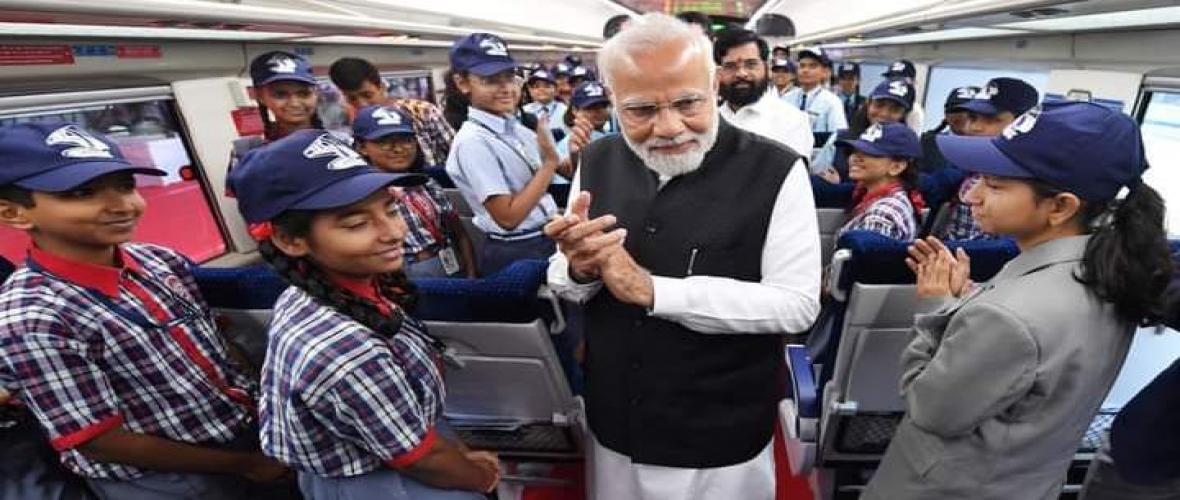 वंदे भारत ट्रेन के उद्घाटन अवसर पर केन्द्रीय विद्यालय के विद्यार्थियों से मिलते मा. प्रधानमंत्री श्री नरेन्द्र मोदी।